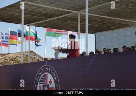 Le président géorgien, Salome Zourabichvili, s’adresse aux participants du Noble Partner 22 lors des cérémonies de clôture du Noble Partner 22 au 11th polygone de Vaziani, en Géorgie, le 9 septembre 2022. L’exercice Noble Partner se compose de 2 400 militaires de plus de temps 21 pays et vise à améliorer l’état de préparation des forces géorgiennes, des alliés régionaux, des partenaires et des forces américaines. Banque D'Images