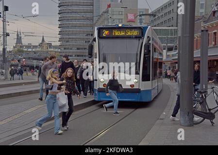 Passage en face d'un tramway devant la gare centrale, Amsterdam, pays-Bas Banque D'Images
