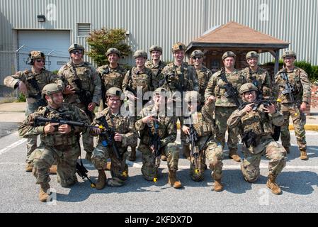 Les défenseurs de l'escadron 102nd des forces de sécurité participent à un exercice de tir actif. Banque D'Images