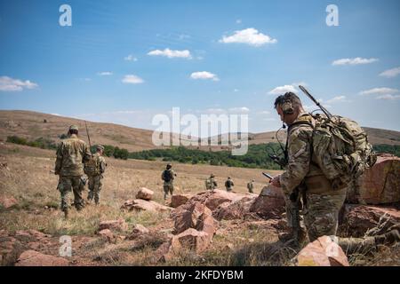 Technicien de l'US Air Force Le sergent Scott Palelei, instructeur en chef des équipes de maintien de mission (MST) en formation avec le 137th combat Training Flight (CTF) de la Garde nationale aérienne de l'Oklahoma, navigue pendant l'entraînement sur le terrain à Fort Sill, Okla., le 10 septembre 2022. Les instructeurs de la 137e CTF ont enseigné aux aviateurs de la MST les techniques nécessaires pour opérer dans des environnements austères, y compris les compétences de combat de base, la navigation terrestre, la défense de base et les opérations de convoi. SOW 137 137, MC-12, Oklahoma, Oklahoma City, opérations spéciales, Banque D'Images