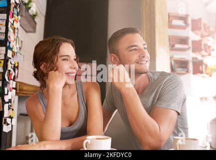 Passer un après-midi agréable ensemble. Un jeune couple assis dans un café. Banque D'Images