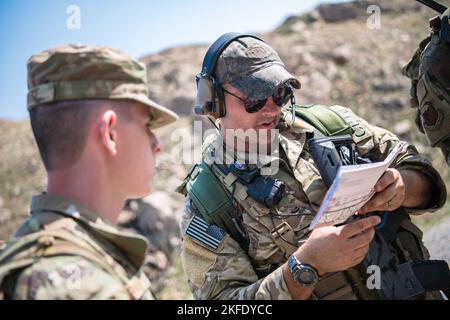 L'aviateur senior de l'US Air Force Deaven Drake, à gauche, étudiant de la 137e Escadre d'opérations spéciales (MST), et le sergent technique de l'US Air Force Justin Davis, à droite, instructeur du 137e vol d'entraînement au combat (CTF), Oklahoma Air National Guard, effectuent la navigation terrestre à Fort Sill, Oklahoma, le 10 septembre 2022. Les instructeurs de la 137e CTF ont enseigné aux aviateurs de la MST les techniques nécessaires pour opérer dans des environnements austères, y compris les compétences de combat de base, la navigation terrestre, la défense de base et les opérations de convoi. SOW 137 137, MC-12, Oklahoma, Oklahoma City, opérations spéciales, Banque D'Images