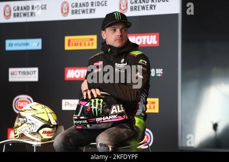 Victoria, Australie. 18th novembre 2022. Alex Lowes (GBR), course pour l'équipe de course de Kawasaki WorldSBK, parle avec les fans au salon Paddock lors de la grande crête australienne 2022 du Championnat du monde de Superbike FIM MOTUL 2022 à Phillip Island, Australie sur 18 novembre 2022 - image Credit: brett keating/Alay Live News Banque D'Images