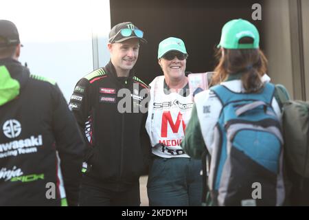 Victoria, Australie. 18th novembre 2022. Jonathan Rea (GBR), course pour l'équipe de course de Kawasaki WorldSBK-pose pour des photos avec des fans lors de la grande crête australienne 2022 du Championnat du monde de Superbike MOTUL FIM 2022 à Phillip Island, Australie sur 18 novembre 2022 - image Credit: brett keating/Alay Live News Banque D'Images