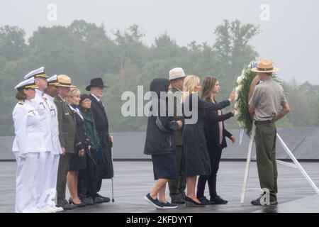 220911-N-RB168-0479 Shankville, Pennsylvanie (sept 11, 2022) - la première Dame Jill Biden dépose une couronne au mur des noms au Mémorial national du vol 93, à l'occasion du 21st anniversaire de 9/11. Biden a prononcé des remarques en tant que conférencier principal de l'événement. La Marine américaine a envoyé 22 marins du navire de transport amphibie USS Somerset (LPD 25) au comté de Somerset pour un voyage de plusieurs jours pour assister à l'observation, et servir en uniforme comme escortes, en hommage aux familles des 40 passagers et de l'équipage qui ont péri sur le vol 93. Le personnel de l'USS Somerset a participé à divers services et engagements C Banque D'Images