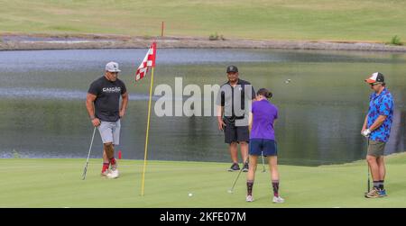 PFC de la Garde nationale de l'armée d'Hawaï. Heather Causey, un opérateur d'équipement lourd affecté à 3rd peloton, 230th Engineer Company, 103rd troupe Command, pute une balle de golf sur le 18th trou pendant le tournoi de golf remembrance 9/11 au Maui Lani Golf course à Kahului, Hawaii, le 11 septembre 2022. Causey a déclaré qu'il était important pour elle de jouer aux côtés des policiers et des pompiers, car ce sont les gens qui se sont démarquant en 9/11. Banque D'Images