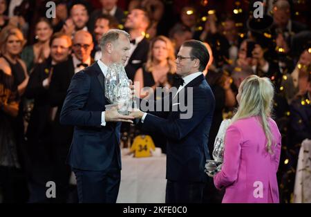 Stockholm, Suède, 17 novembre 2022. Le Prince Daniel remet un prix au joueur de hockey sur glace Nicklas Lidstrom au Gala de l'Association suédoise de hockey sur glace qui s'est tenu à l'Avicii Arena, Stockholm, Suède, 17 novembre 2022. Photo: Maja Suslin / TT / code 10300 Banque D'Images