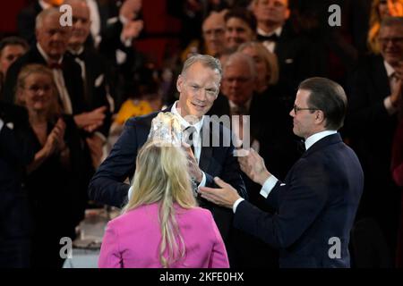 Stockholm, Suède, 17 novembre 2022. Le Prince Daniel remet un prix au joueur de hockey sur glace Nicklas Lidstrom au Gala de l'Association suédoise de hockey sur glace qui s'est tenu à l'Avicii Arena, Stockholm, Suède, 17 novembre 2022. Photo: Janerik Henriksson / TT / code 10010 Banque D'Images