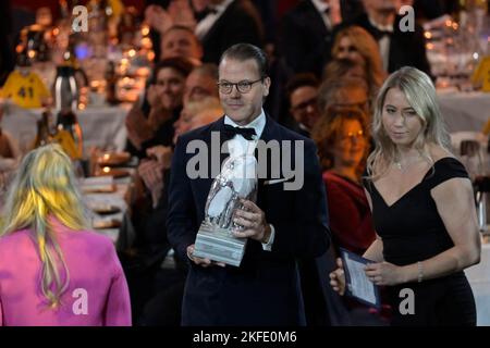 Stockholm, Suède, 17 novembre 2022. Le Prince Daniel remet un prix au Gala de l'Association suédoise de hockey sur glace qui s'est tenu à l'Avicii Arena, Stockholm, Suède, 17 novembre 2022. Photo: Janerik Henriksson / TT / code 10010 Banque D'Images