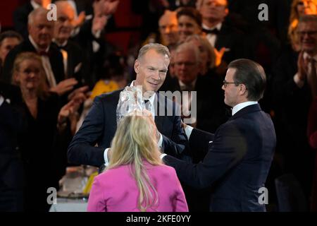 Stockholm, Suède, 17 novembre 2022. Le Prince Daniel remet un prix au joueur de hockey sur glace Nicklas Lidstrom au Gala de l'Association suédoise de hockey sur glace qui s'est tenu à l'Avicii Arena, Stockholm, Suède, 17 novembre 2022. Photo: Janerik Henriksson / TT / code 10010 Banque D'Images