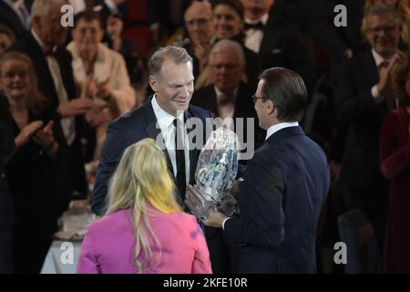 Stockholm, Suède, 17 novembre 2022. Le Prince Daniel remet un prix au joueur de hockey sur glace Nicklas Lidstrom au Gala de l'Association suédoise de hockey sur glace qui s'est tenu à l'Avicii Arena, Stockholm, Suède, 17 novembre 2022. Photo: Janerik Henriksson / TT / code 10010 Banque D'Images