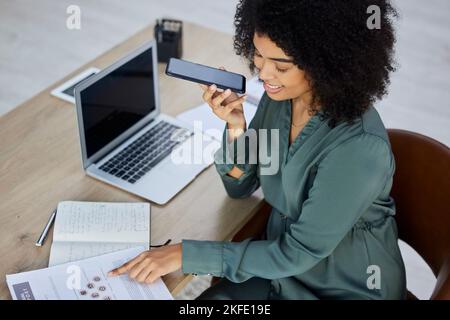 Femme d'affaires, téléphone et enregistrement vocal pour les télécommunications, la consultation ou les conseils au bureau. Employée noire ayant un marketing Banque D'Images