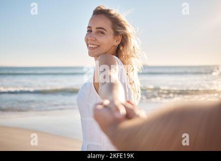 Portrait d'amour, femme pov et tenant les mains sur la plage et la relation heureuse, anniversaire et embrasser pendant les vacances ensemble. Romance, homme et femme Banque D'Images