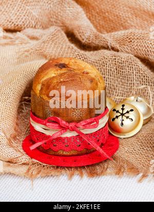 Petit panettone avec ruban de Noël sur table rustique Banque D'Images