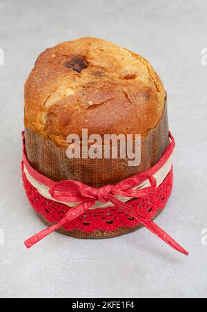 Petit panettone avec ruban de Noël sur table rustique Banque D'Images