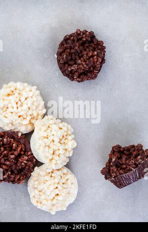 gâteries de riz croustillantes et soufflées au chocolat blanc fait dans un moule à tarte Banque D'Images