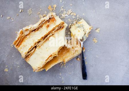 Tranche de Custard fraîche à plat, posez-la sur du gris marbré avec un espace de copie Banque D'Images