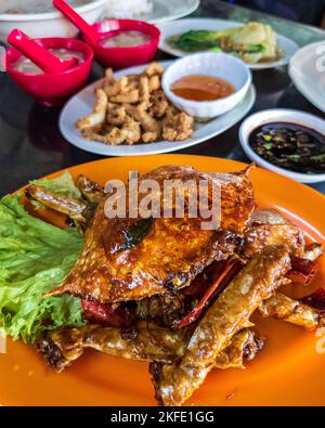 Crabe de boue de Chili servi avec d'autres plats chinois sur la table. Banque D'Images