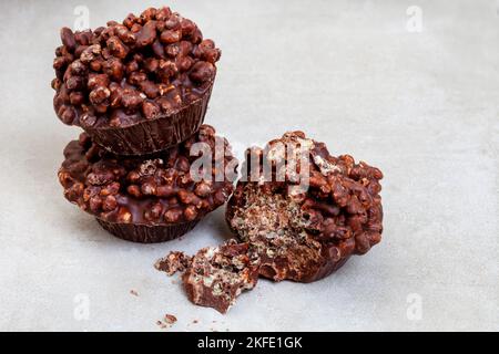 gâteries de riz croustillantes et soufflées au chocolat blanc fait dans un moule à tarte Banque D'Images