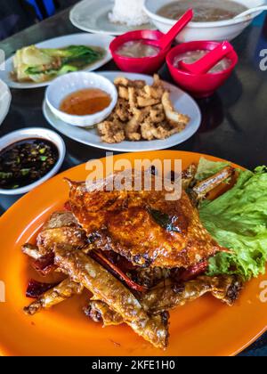 Crabe de boue de Chili servi avec d'autres plats chinois sur la table. Banque D'Images