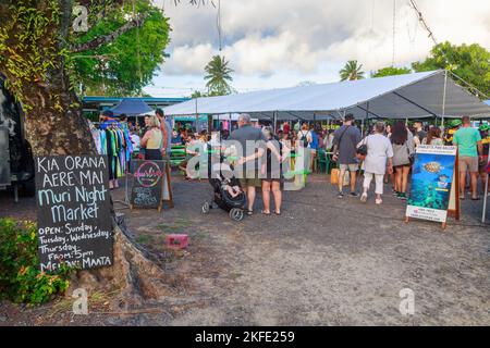 Une foule de gens au marché de nuit de Muri sur l'île de Rarotonga, îles Cook Banque D'Images
