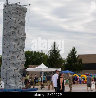 La Garde nationale du Vermont a organisé une journée portes ouvertes à la base de la Garde nationale aérienne du Vermont, à South Burlington, Vermont, le 11 septembre 2022. L'événement était ouvert à tout le public et a mis en évidence une foule de carrières, d'équipements et de véhicules utilisés par les gardes de l'air et de l'armée du Vermont. L'événement a culminé avec un mémorial pour honorer la mémoire des événements qui se sont produits le 9/11/2001. Vermont Garde nationale, Garde nationale, vermont, Banque D'Images