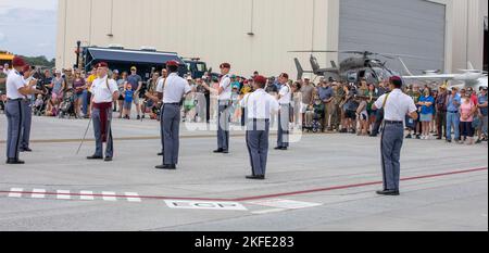 La Garde nationale du Vermont a organisé une journée portes ouvertes à la base de la Garde nationale aérienne du Vermont, à South Burlington, Vermont, le 11 septembre 2022. L'événement était ouvert à tout le public et a mis en évidence une foule de carrières, d'équipements et de véhicules utilisés par les gardes de l'air et de l'armée du Vermont. L'événement a culminé avec un mémorial pour honorer la mémoire des événements qui se sont produits le 9/11/2001. Vermont Garde nationale, Garde nationale, vermont, Banque D'Images