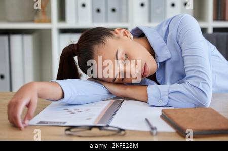 Femme d'affaires, surmenage et fatigué en dormant sur le bureau, fatigue et échec avec erreur, santé mentale au bureau. Dépression, entrepreneur et sommeil Banque D'Images