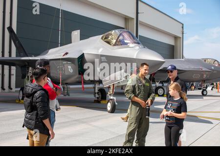 La Garde nationale du Vermont a organisé une journée portes ouvertes à la base de la Garde nationale aérienne du Vermont, à South Burlington, Vermont, le 11 septembre 2022. L'événement était ouvert à tout le public et a mis en évidence une foule de carrières, d'équipements et de véhicules utilisés par les gardes de l'air et de l'armée du Vermont. L'événement a culminé avec un mémorial pour honorer la mémoire des événements qui se sont produits le 9/11/2001. Vermont Garde nationale, Garde nationale, vermont, Banque D'Images