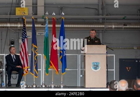 La Garde nationale du Vermont a organisé une journée portes ouvertes à la base de la Garde nationale aérienne du Vermont, à South Burlington, Vermont, le 11 septembre 2022. L'événement était ouvert à tout le public et a mis en évidence une foule de carrières, d'équipements et de véhicules utilisés par les gardes de l'air et de l'armée du Vermont. L'événement a culminé avec un mémorial pour honorer la mémoire des événements qui se sont produits le 9/11/2001. Vermont Garde nationale, Garde nationale, vermont, Banque D'Images