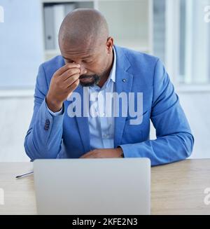 Homme d'affaires, ordinateur portable et maux de tête dans l'épuisement, le stress ou la dépression de travail excessif au bureau. Travailleur noir souffrant de santé mentale Banque D'Images