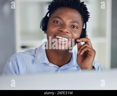 Homme africain, télémarketing et portrait du visage pour le centre d'appels, contactez-nous ou conseiller en assistance crm au bureau. Sourire, homme noir et affaires Banque D'Images
