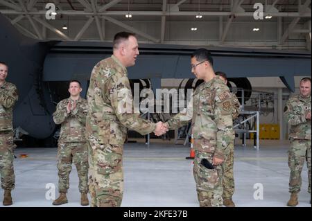 Le colonel Bryan M. Bailey, commandant de l'aile du 911th Airlift, PIECES les aviateurs principaux Xiaobo Zhang, membre de l'équipe des pompiers des 911th forces de sécurité, à la station de réserve aérienne de l'aéroport international de Pittsburgh, Pennsylvanie, le 11 septembre 2022. Zhang a été reconnu pour ses performances exceptionnelles dans le cadre de l'inspection de préparation DRAGON ACIER d'exercice. Banque D'Images