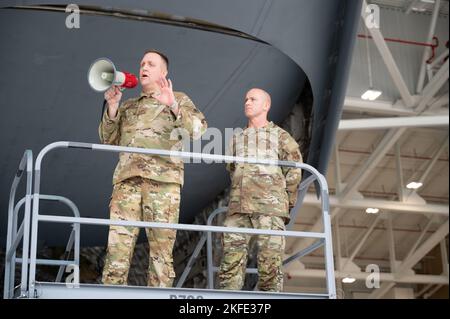 Le colonel Bryan M. Bailey, commandant de l'escadre du transport aérien de 911th, et le Sgt. Dennis Jendrzejewski, chef de commandement intérimaire 911th AW, s'adresse aux aviateurs Steel à la station de la réserve aérienne de l'aéroport international de Pittsburgh, Pennsylvanie, le 11 septembre 2022. Bailey a parlé de la qualité de l'inspection et de la façon dont les aviateurs d'acier doivent toujours être prêts au combat. Banque D'Images