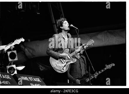 JARVIS COCKER, PULP, GLASTONBURY NME STAGE, 1994 : Jarvis Cocker du groupe pop britannique Pulp joue sur la NME Stage au Glastonbury Festival, dimanche 26 juin 1994. Photographie : Rob Watkins Banque D'Images