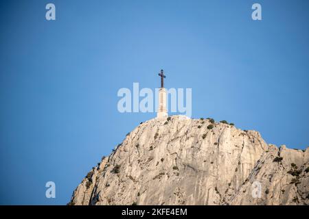 Croix de Provence, Croix de Provence, à l'extrémité ouest de la montagne Sainte-victoire contre le ciel bleu, près d'Aix-en-Provence, France Banque D'Images