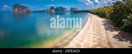 Vue aérienne de la plage de Pak Meng à koh Lanta, Krabi, Thaïlande Banque D'Images