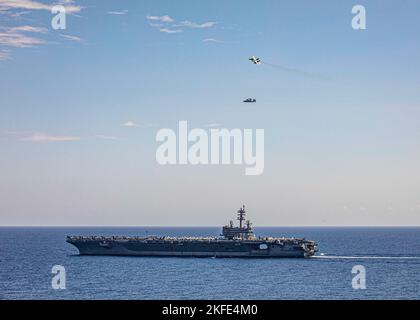 220911-N-YD731-1496 MER ADRIATIQUE (SEPT. 11, 2022) un E-2D Hawkeye, attaché à l'escadron d'alerte précoce de Carrier Airborne (VAW) 121 et un E/A-18G Growler, attaché à l'escadron d'attaque électronique (VAQ) 140, survole le porte-avions USS de la classe Nimitz George H.W. Bague (CVN 77), 11 septembre 2022. Carrier Air Wing (CVW) 7 est la composante aérienne et de grève offensive du Carrier Strike Group (CSG) 10 et du George H.W. CSG de bague. Les escadrons du CVW-7 sont le Strike Fighter Squadron (VFA) 143, le VFA-103, le VFA-86, le VFA-136, le Electronic Attack Squadron (VAQ) 140, le VAW-121, le Helicopter Sea combat Squadron (HSC) 5, a Banque D'Images