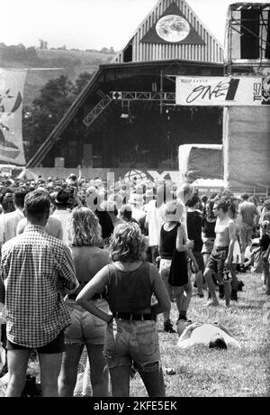La vue de la Pyramid Stage depuis le champ principal du festival Glastonbury, Pilton, Angleterre, 25-27 juin 1993. Photo: ROB WATKINS Banque D'Images