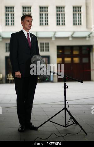 Le chancelier de l'Échiquier Jeremy Hunt donne une interview à la télévision le matin suivant sa déclaration d'automne, devant les studios de la BBC dans le centre de Londres. Date de la photo: Vendredi 18 novembre 2022. Banque D'Images
