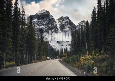 Voyage panoramique en voiture à travers les montagnes rocheuses et la forêt de pins près du lac Moraine au parc national Banff, Alberta, Canada Banque D'Images