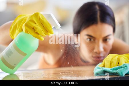 Vaporisez le flacon, le chiffon et la table de nettoyage pour femme de bactéries, de germes ou de saleté avec du liquide désinfectant. Ménage, hygiène et femme de ménage ou de nettoyage avec Banque D'Images