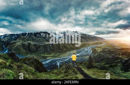 Panorama vue spectaculaire sur le randonneur se tenant au sommet du point de vue de Valahnukur au milieu de la montagne volcanique et de la rivière Krossa dans les Highlands islandais en été Banque D'Images