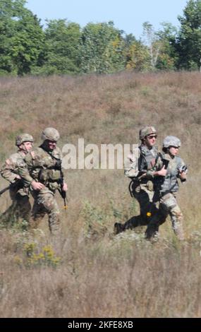 Les soldats de la 730th Area support Medical Company, de la Garde nationale de l’Armée du Dakota du Sud, courent jusqu’à leur prochaine file d’attente lors de la première compétition annuelle Best Squad du Bataillon de soutien au combat 152nd au parc naturel du Dakota à Brookings, S.D., le 11 septembre 2022. La compétition a défié sept équipes de soldats de chacune des unités associées des 152nds mentalement, physiquement et techniquement en utilisant de multiples tâches axées sur les compétences de soldat de niveau de base. Banque D'Images