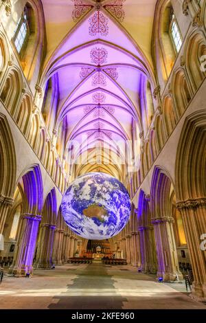 L'installation d'art 'Gaia', un globe de 7m de diamètre avec des images spatiales de la NASA de la Terre par Luke Jerram, dans la nef de la cathédrale de Wells, Somerset, Angleterre, Royaume-Uni Banque D'Images