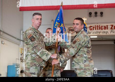 Le lieutenant-colonel Jerry Zollman, à droite, accepte les lignes directrices du groupe d'entretien 123rd du colonel Bruce Bancroft, commandant de l'escadre du transport aérien 123rd, lors de la cérémonie de changement de commandement du groupe à la base de la Garde nationale aérienne du Kentucky, à Louisville, Ky., le 11 septembre 2022. Zollman a pris le commandement du colonel Ash Groves, qui a été nommé directeur du personnel au siège de la Garde nationale aérienne du Kentucky. Banque D'Images