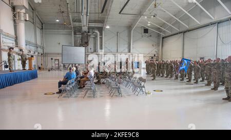 Le colonel Ash Groves, commandant sortant du groupe de maintenance 123rd, rend un dernier hommage lors de la cérémonie de changement de commandement du groupe à la base de la Garde nationale aérienne du Kentucky à Louisville, Ky., le 11 septembre 2022. Le lieutenant-colonel Jerry Zollman a pris le commandement de Groves, qui a été nommé directeur du personnel au siège de la Garde nationale aérienne du Kentucky. Banque D'Images