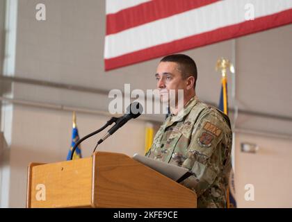 Le lieutenant-colonel Jerry Zollman s'adresse au public après avoir accepté le commandement du groupe de maintenance 123rd lors d'une cérémonie de changement de commandement à la base de la Garde nationale aérienne du Kentucky à Louisville, Ky., le 11 septembre 2022. Zollman remplace le colonel Ash Groves, qui a été nommé directeur du personnel au siège de la Garde nationale aérienne du Kentucky. Banque D'Images