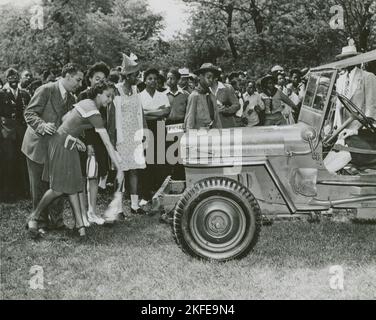 Les écoliers de Chicago achètent $263 148,83 000 obligations de guerre (1942 - 1943 ?). Une écolière afro-américaine baptisant l'un des jeeps du War Bond Rally à Washington Park sur 4 juin, Chicago, Illinois. Banque D'Images