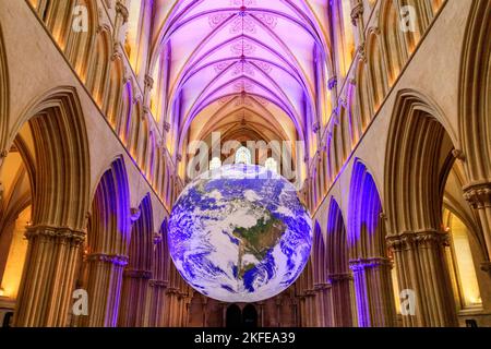 L'installation d'art 'Gaia', un globe de 7m de diamètre avec des images spatiales de la NASA de la Terre par Luke Jerram, dans la nef de la cathédrale de Wells, Somerset, Angleterre, Royaume-Uni Banque D'Images